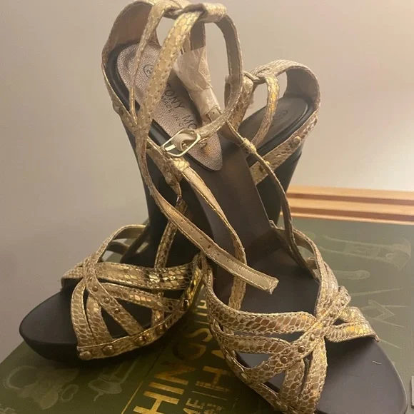 Gold heels with platform , very comfortable… brand new never worn but no tag.. - Picture 2 of 2